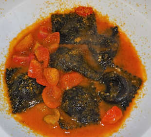 Schwarze Ravioli mit Meeresfrüchten