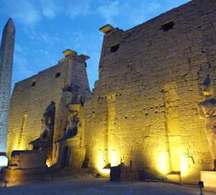 Der Tempel am Abend bei künstlichem Licht