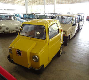 In der Haupthalle des Jesada Fahrzeug Museums