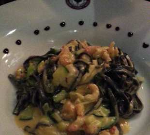 Sepianudeln mit Garnelen und Hummersoße