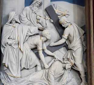Stationen des Kreuzweges als Relief in der Kirche