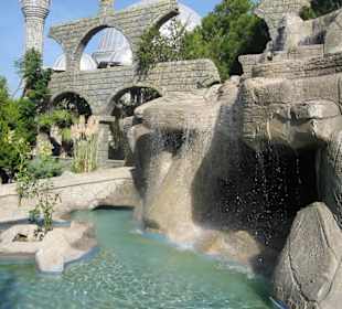 Moschee mit Wasserfall  