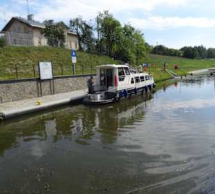Hausboot muß das große Schiff vorbeilassen
