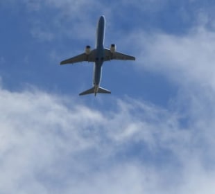 Salinen von Faro: startendes Flugzeug