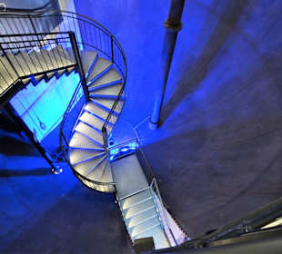 Der Weg durch den alten Wasserbehälter