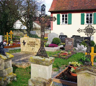 Friedhofgarten mit alten Gräbern