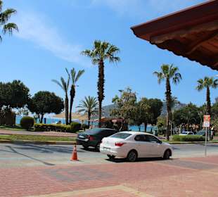 Straße und Promenade vor dem Hotel Aytur Eftalia/Eftalya
