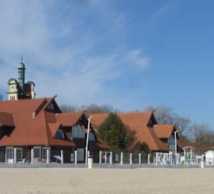 Blick vom Sandstrand zum Ort Sopot