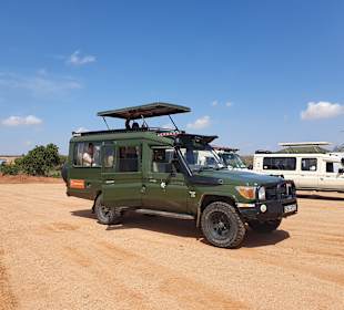 Klassischer Jeep für unsere Safari