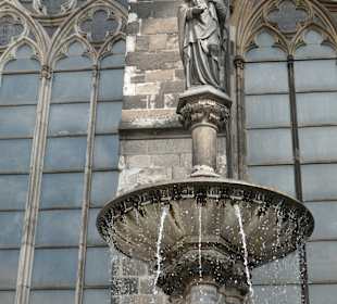 Der Petrusbrunnen beim Dom an der Papstterrasse
