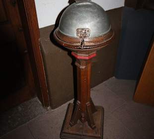 Uralter Opferstock