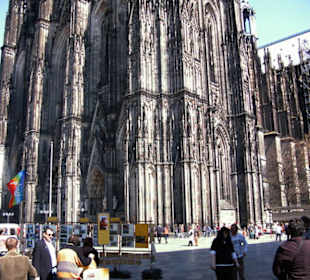 Der Kölner Dom bei blauem Himmel