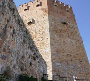 Andere Perspektive des roten Turms