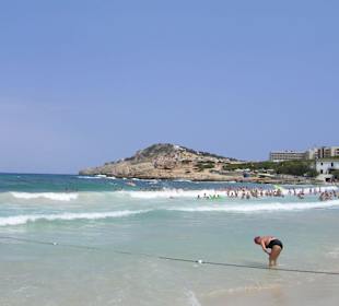 Wellen an der Cala Agulla