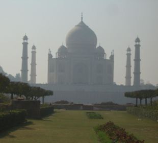 Taj visto dai giardini al di là del fiume