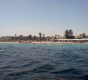 Strand , Hotel vom Tretboot aus