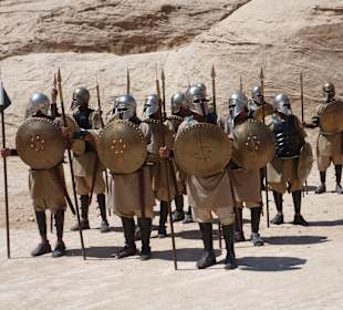 Die Armee am Felseneingang