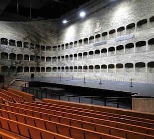 Bühne und Zuschauerraum der Felsenreitschule