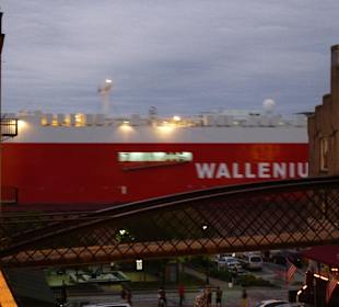 Blick auf vorbeifahrendes Schiff, River Street