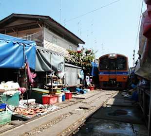 Mae Klong Railway Markt - Talad Rom Hoob 