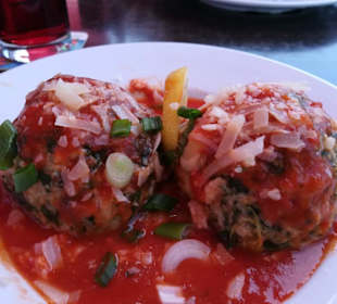 Spinatknödel mit Ingwer-/ Koriandersoße,