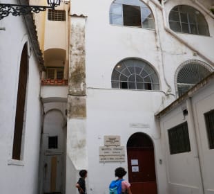 Touristen wundern sich über die Enge