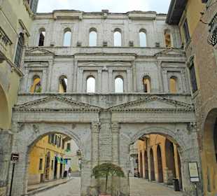 Porta Borsari Aussenseite
