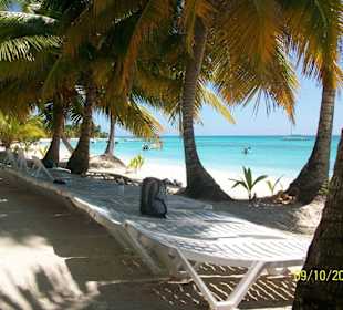 Liegen am Strand von Saona