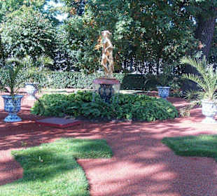 Park vor Schlösschen Mont Plaisiere Peterhof