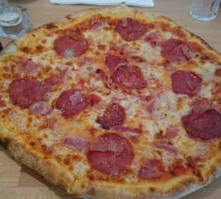 Pizza mit Salami und Schinken