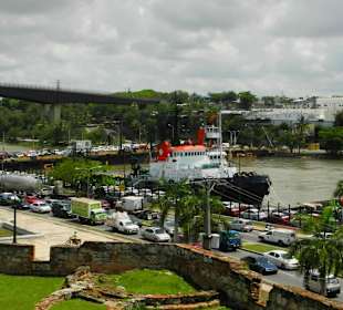 Blick vom Balkon auf den Hafen