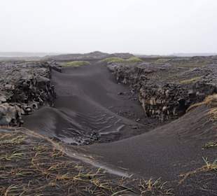 Brücke zwischen den Kontinenten/Miðlína/Mid-Point