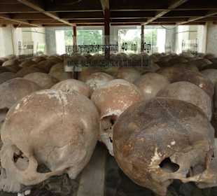 Schädel in Gedenkstupa