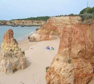 Strand mit Klippenlandschaft in Praia do Vau