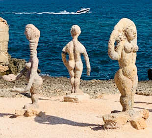 Skulpturenausstellung „Häfen der Meeresalge" von Joan Bennàs