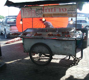 Garküchenmarkt im Hafen von Nathon