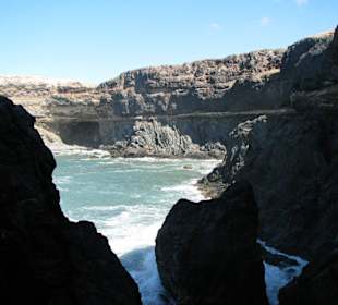 Blick aus der ersten Höhle  in die Caleta Negra