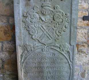 Epitaphe an der Außenwand