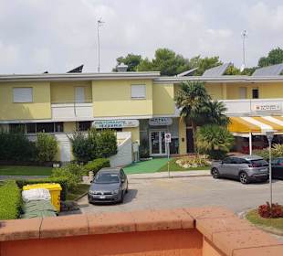 Der Parkplatz vor dem Restaurant