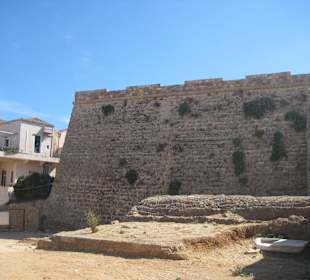 Gebäude links hinter dem Tor