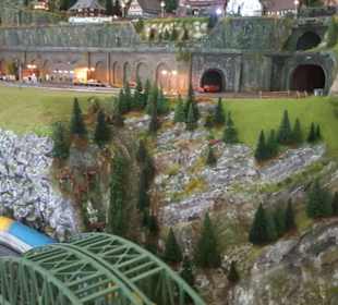 1. Bahnhof mit sicht auf den Berg