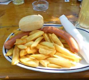 Würstel mit Pommes