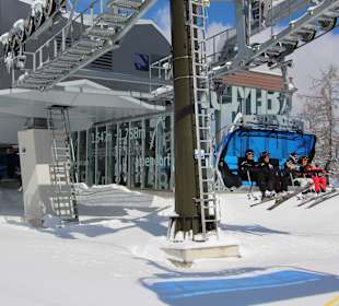 Moderne Seilbahnen im Skigebiet