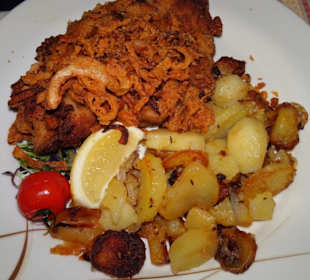 Schnitzel mit Röstzwiebeln un Bratkartoffeln