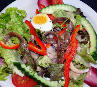 Bunter Vorspeisen-Salat im Le Val Marie