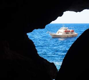 Blick durch den Höhlenausgang auf Boot