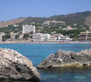 Felsen vor der kleinen Bucht von Paguera