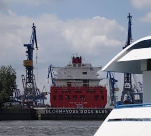 Gegenüber den Landungsbrücken liegt Blohm & Voss