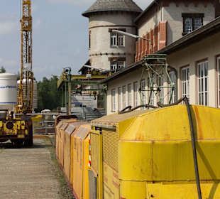 Der Zug bringt Besucher Untertage