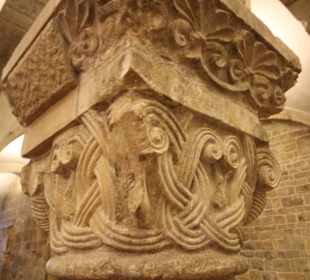 Kapitell im Taufraum